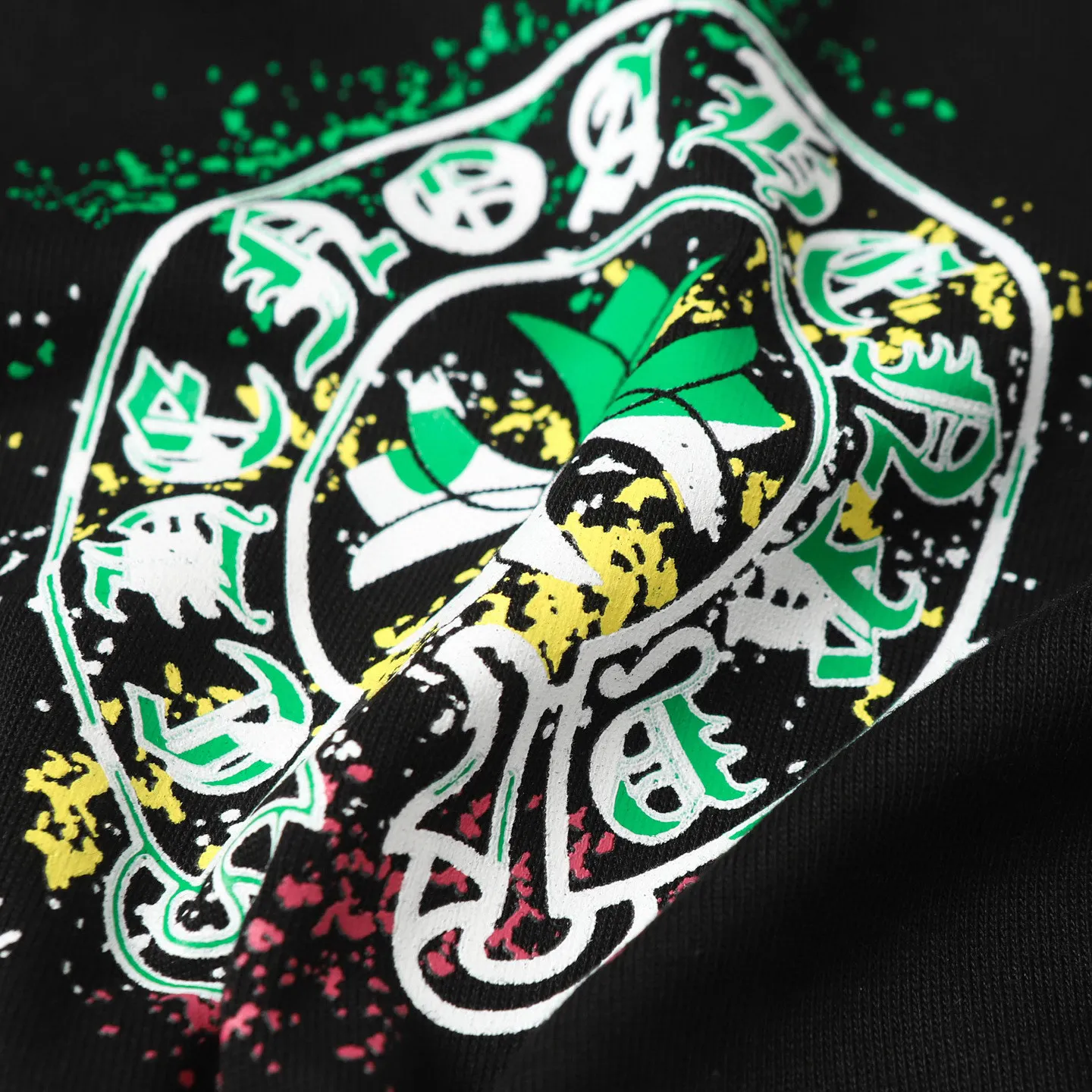 🅿️170 CHROME HEARTS/Chrome Heart CH spray-printed short-sleeved T-shirt The fabric is made of 280g heavy combed cotton, customized with 32 count 1*1 threads, and washed twice for ready-to-wear. The fabric is comfortable and skin-friendly without any strange feeling. Custom-dyed fabric, with high textile density, good drape, and not easy to deform. The thick texture and tight spinning process will not affect the breathability of the fabric. The color saturation is very high. Imported digital direct-injection printing technology. A versatile and good-looking short-sleeve. The loose version covers the flesh and makes you look slimmer. It is the same style for men and women. It has three complete standards. Color: Black-White Size: XS-L
